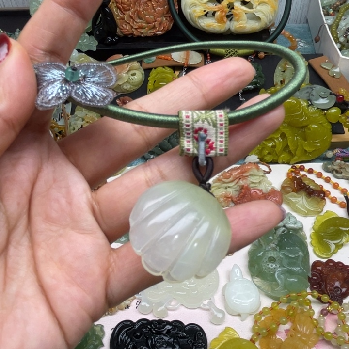 蛇纹石玉未镶嵌颈饰