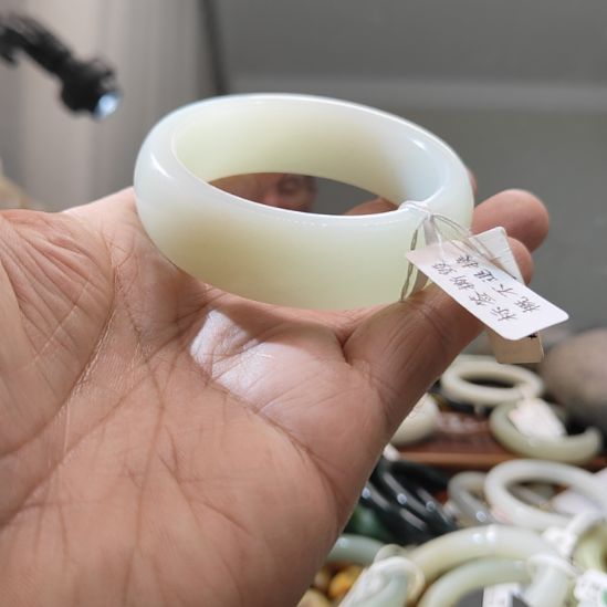 ****一和田玉未镶嵌手镯