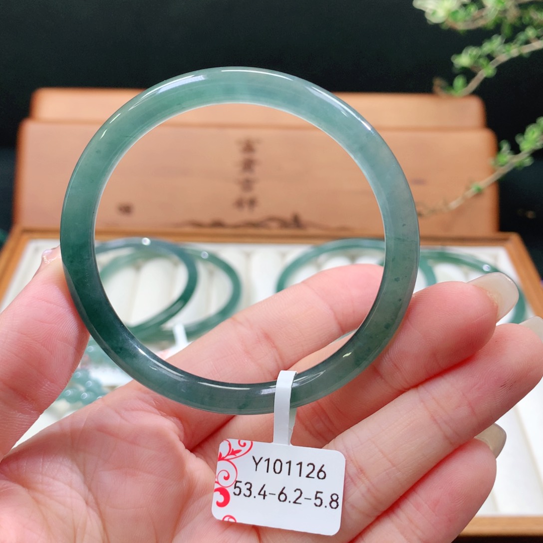 翡翠手镯未镶嵌天然