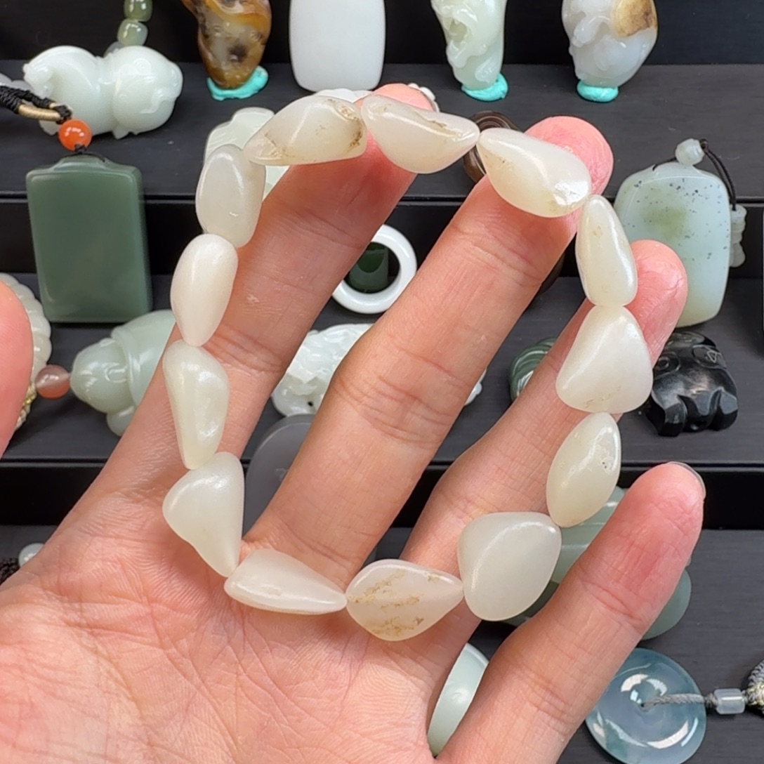 轻***来和田玉未镶嵌手链