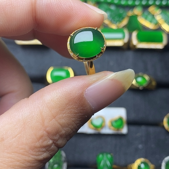 王***英翡翠18K金镶嵌戒指