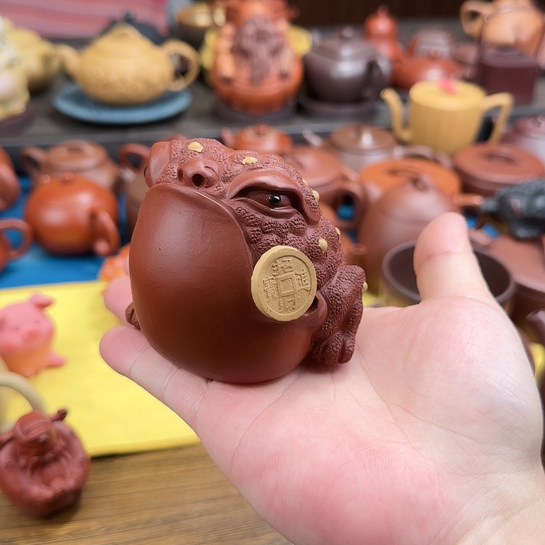 紫砂茶壶钱在眼前