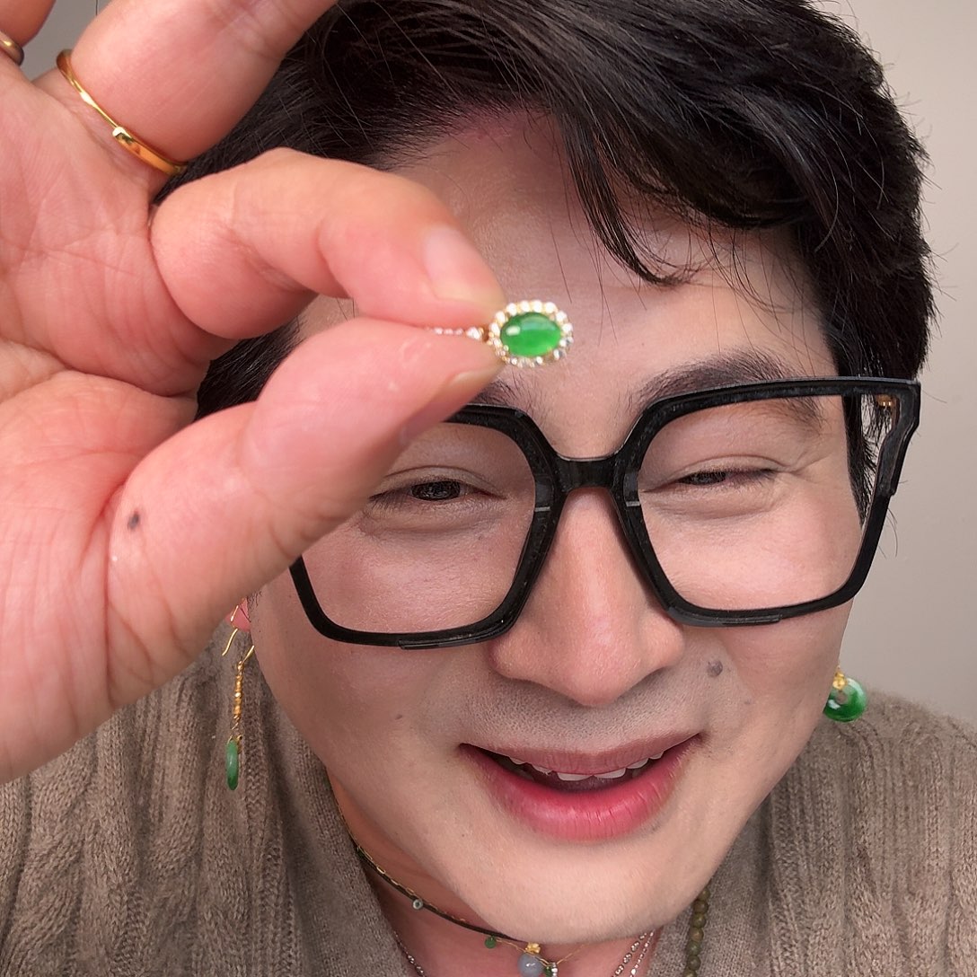 翡翠未镶嵌颈饰一件