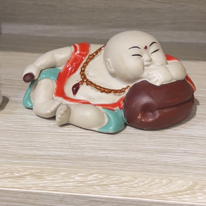 石湾公仔衬托盆景漂亮