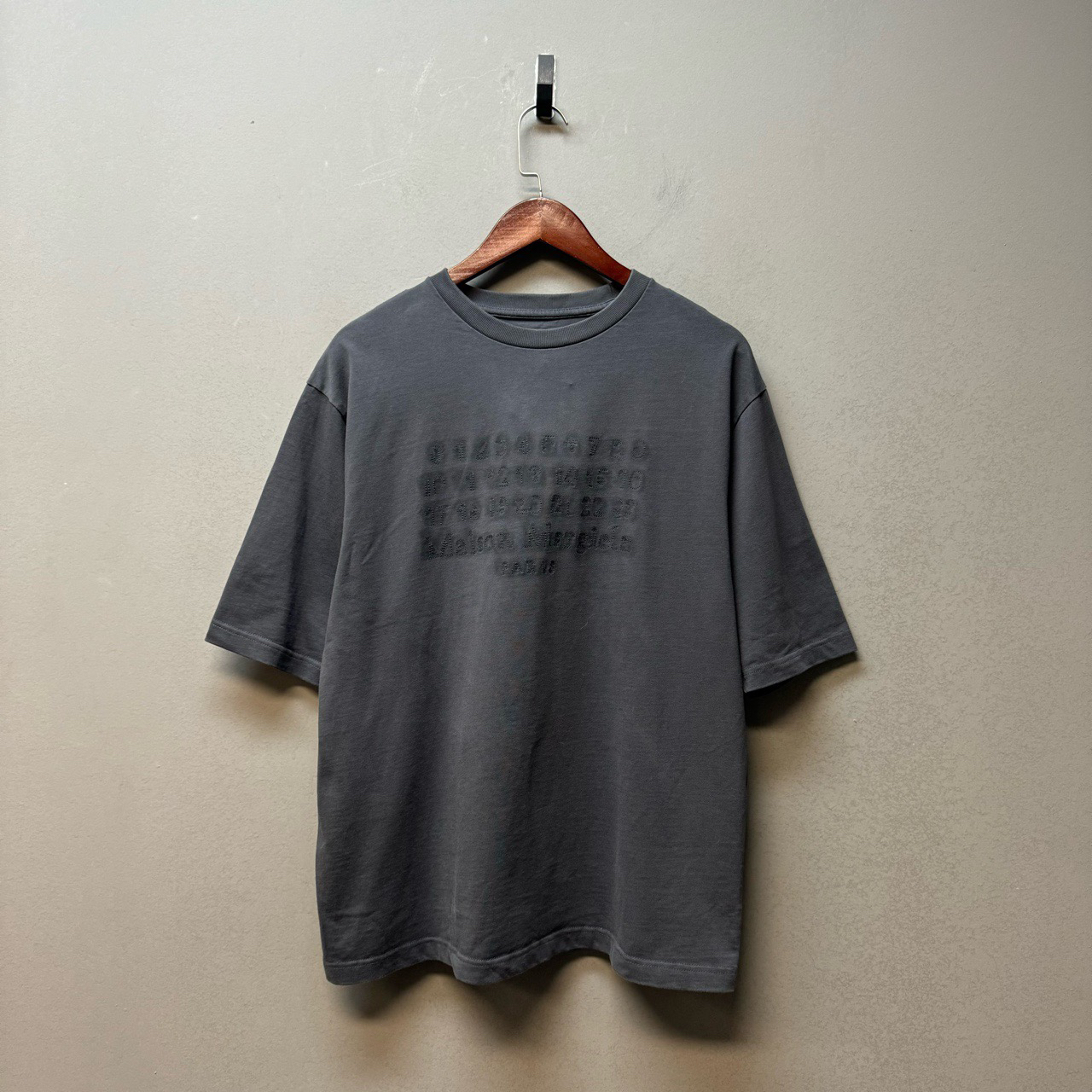 Maison Margiela 马吉拉 /04082/重工水洗字母碳灰短袖 新同 M码