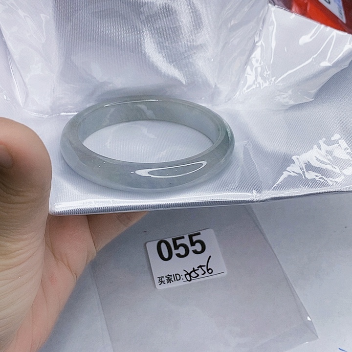 翡翠未镶嵌手镯一图一物实物为准（微瑕处理）