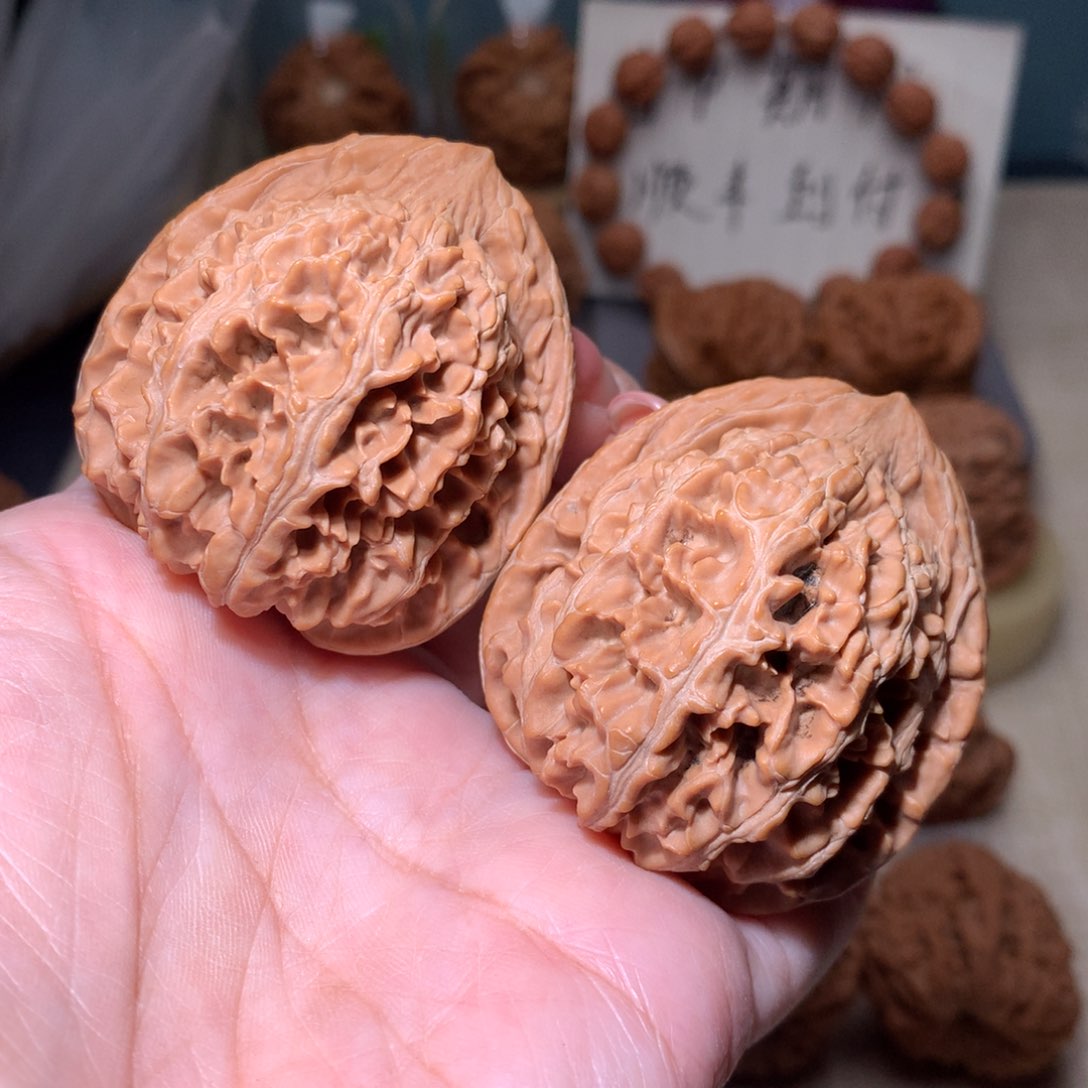 文玩核桃把件玉麒麟