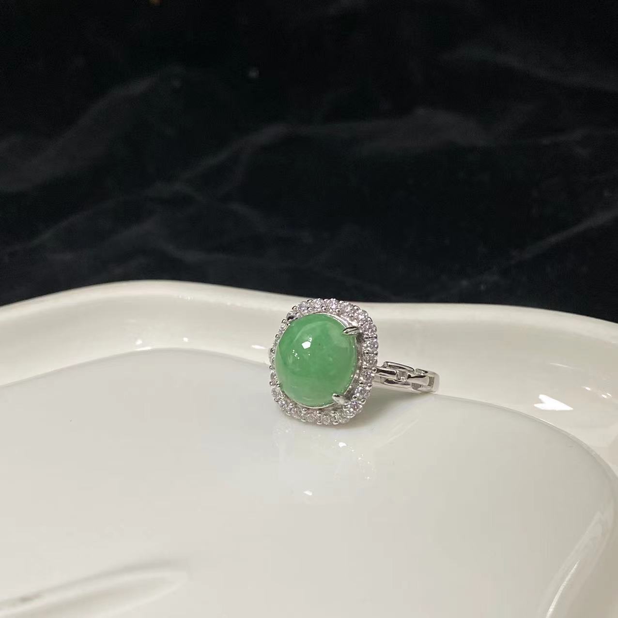 翡翠阳绿蛋面戒指 时尚气质款戒指