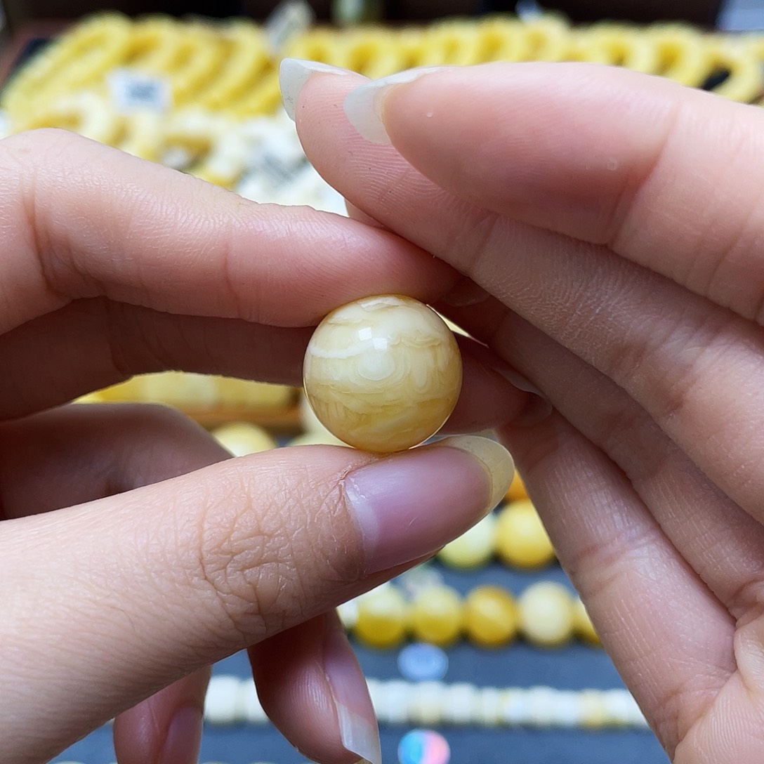 蜜蜡裸石未镶嵌南****。圆珠15.9mm