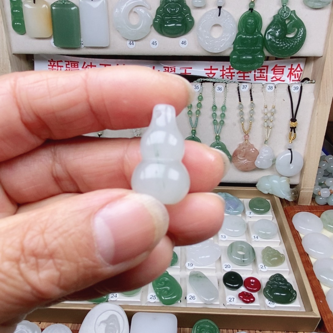 石英质玉（非洲翠）未镶嵌颈饰