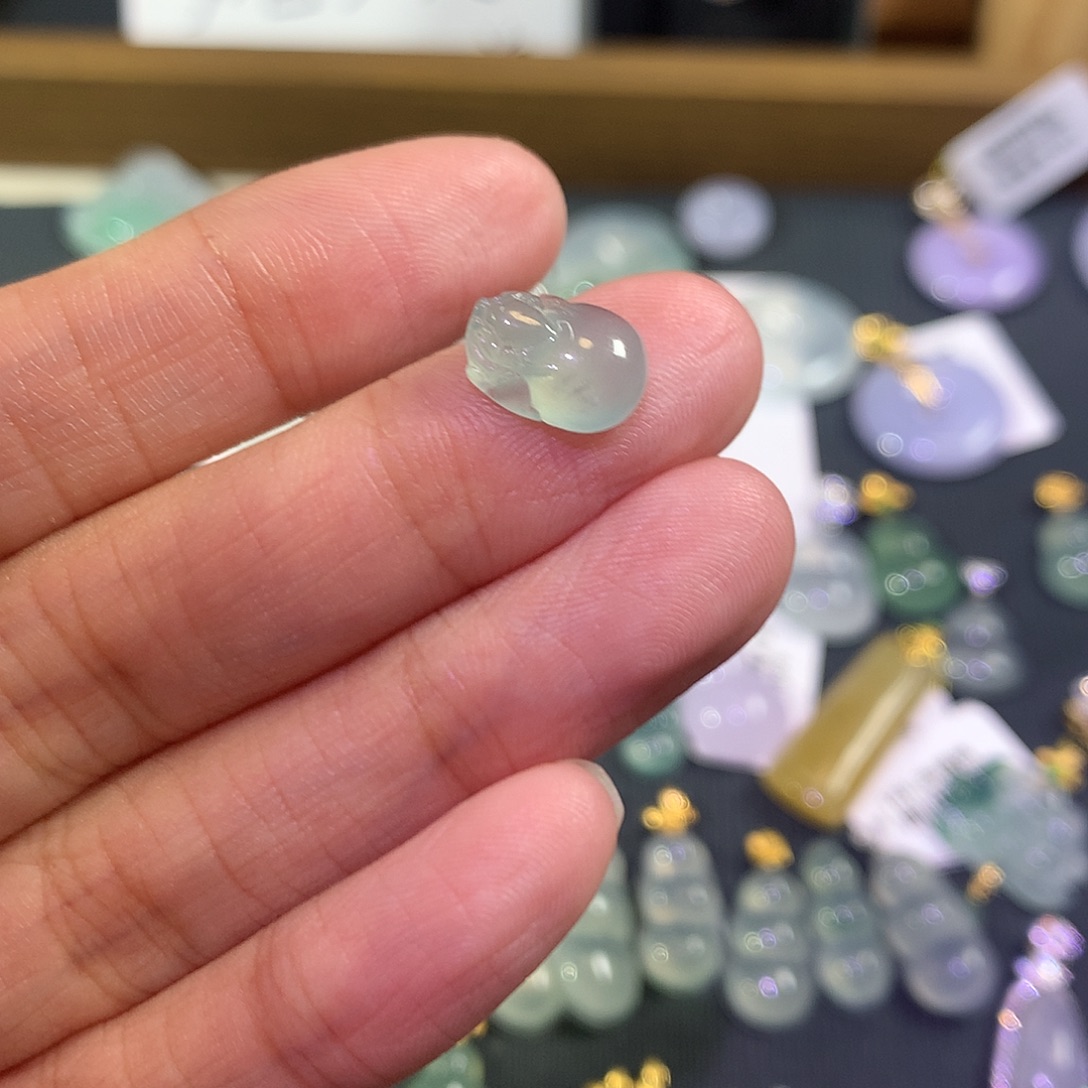 翡翠未镶嵌颈饰貔貅