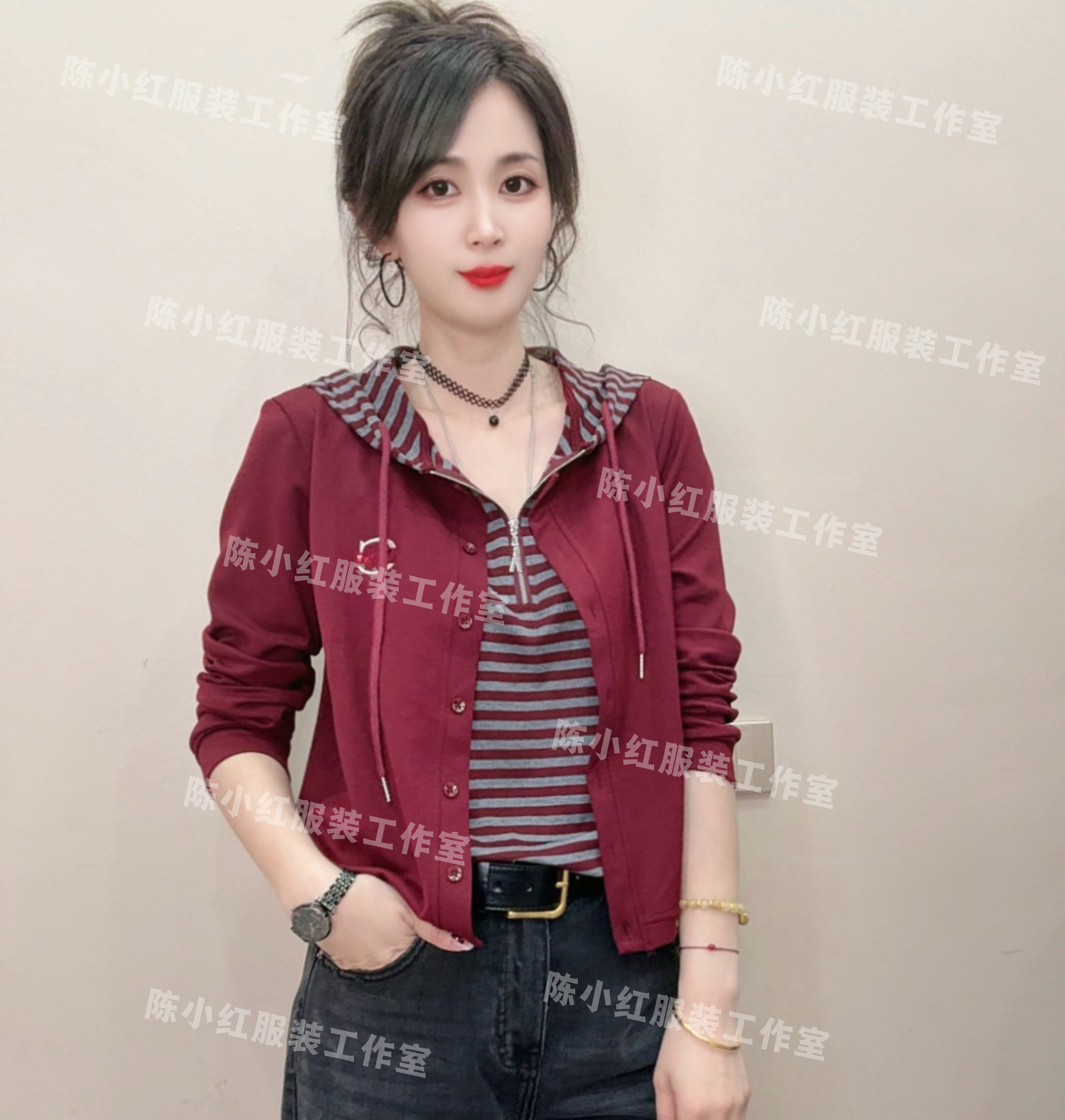 《陈小红服装》2025季秋款假两件条纹连帽卫衣宽松韩版时尚上衣女