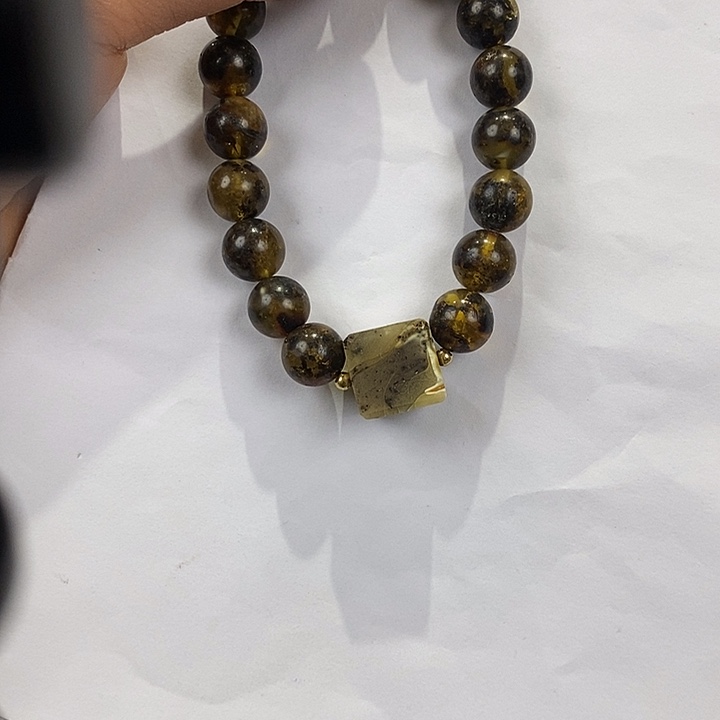 琥珀未镶嵌颈饰多人