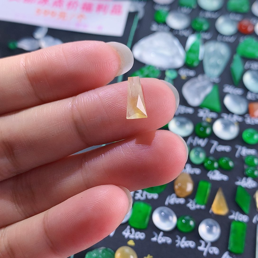 翡翠颈饰未镶嵌天然翡翠高冰切割