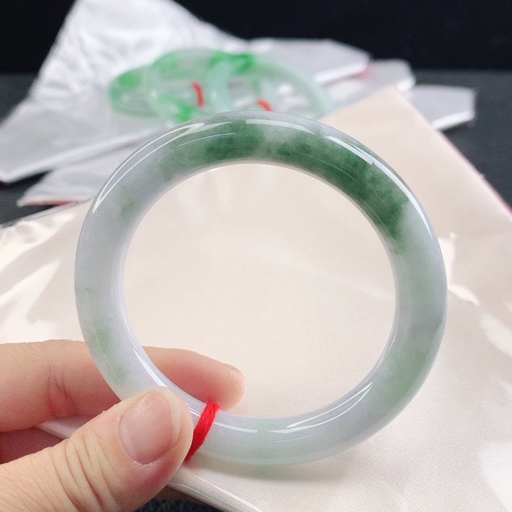 翡翠未镶嵌手镯（圆镯）56+飘绿圆条手镯