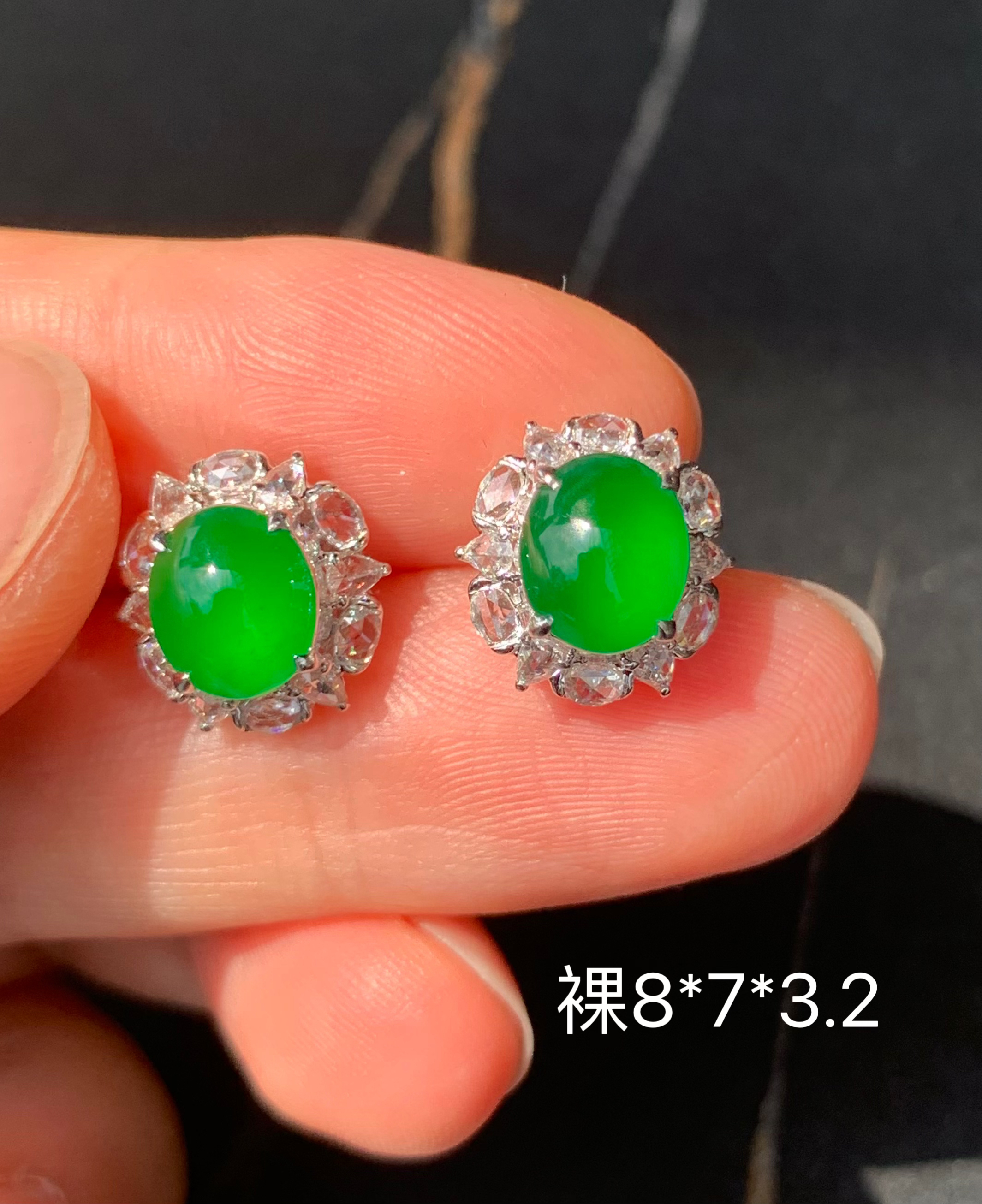 冰绿蛋面翡翠耳饰 镶嵌精致