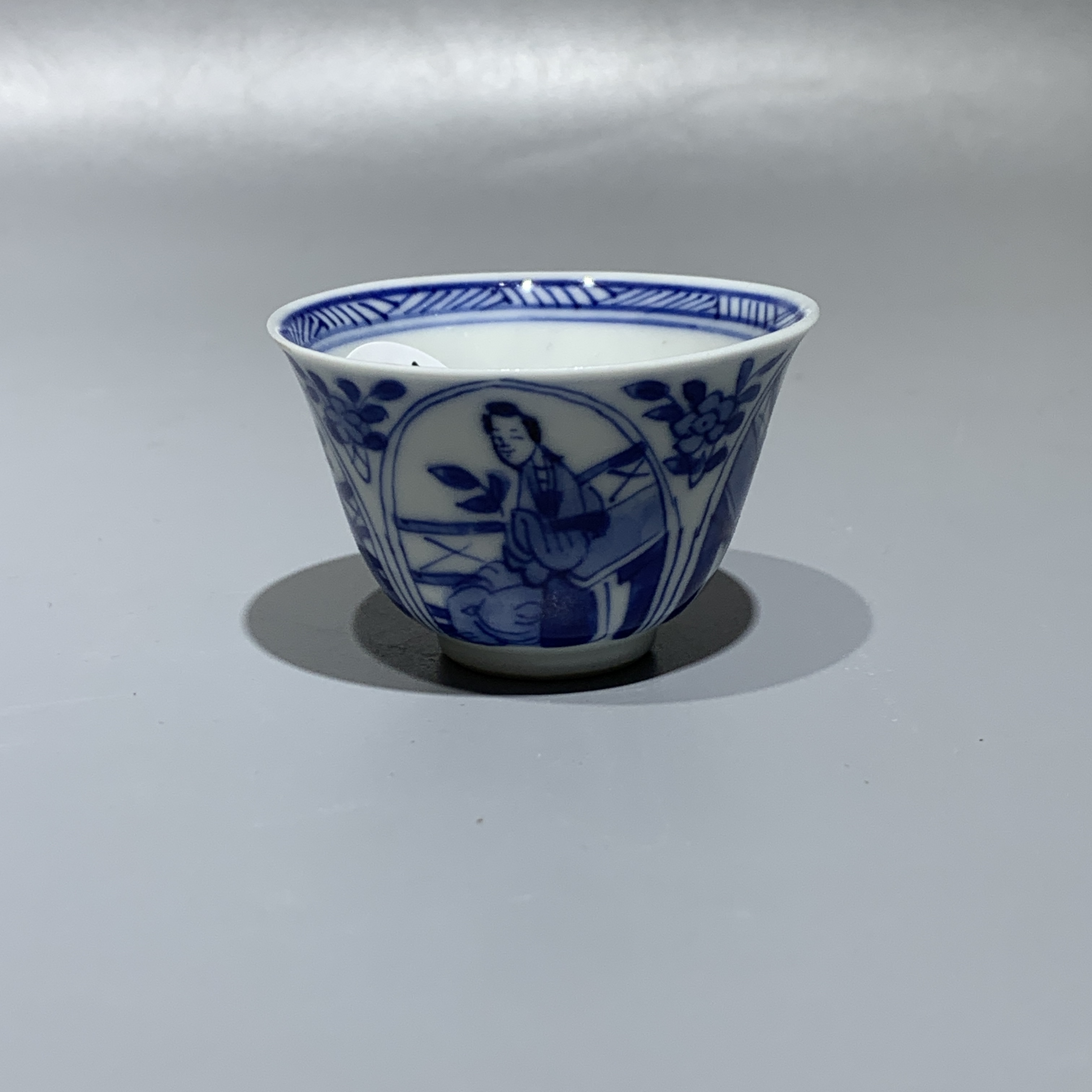 l005048青花侍女花卉小杯【古董收藏】