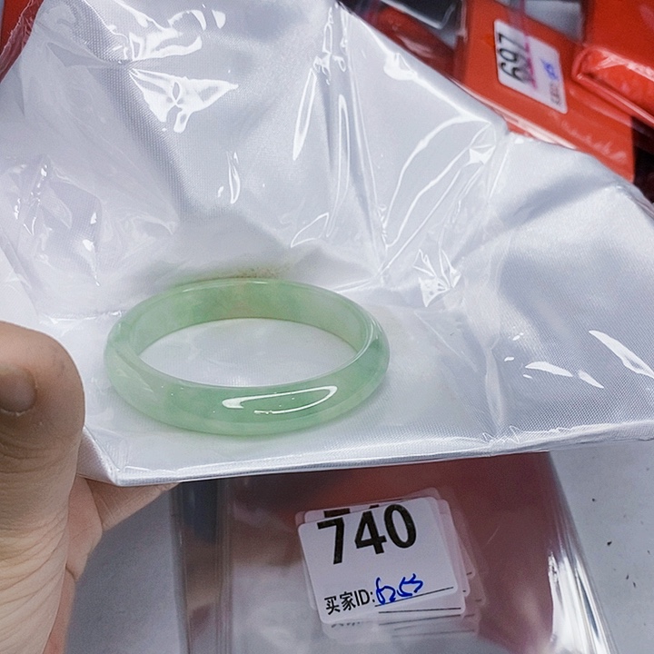 翡翠未镶嵌手镯一图一物实物为准（微瑕处理）