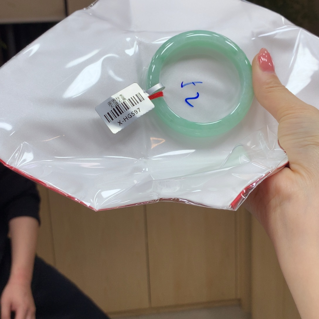 翡翠手镯未镶嵌不退不换