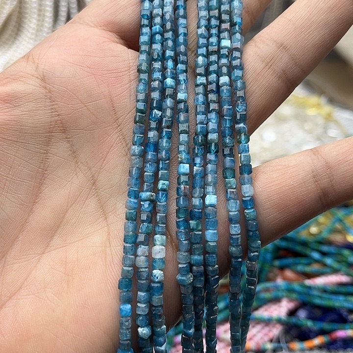 玛瑙/玉髓未镶嵌珠宝半成品一条2mm左右蓝磷灰方糖