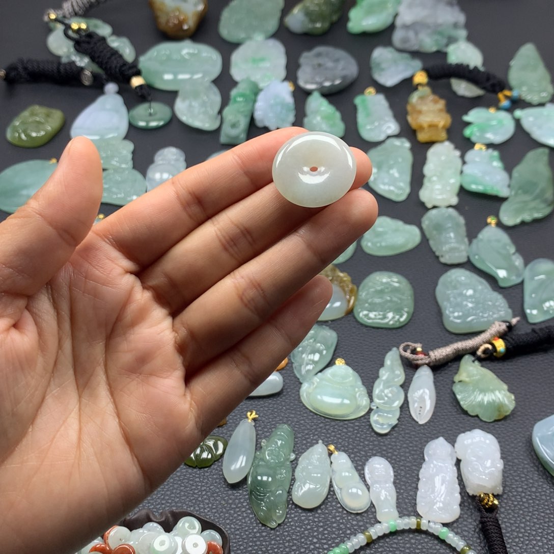 翡翠颈饰未镶嵌平安扣