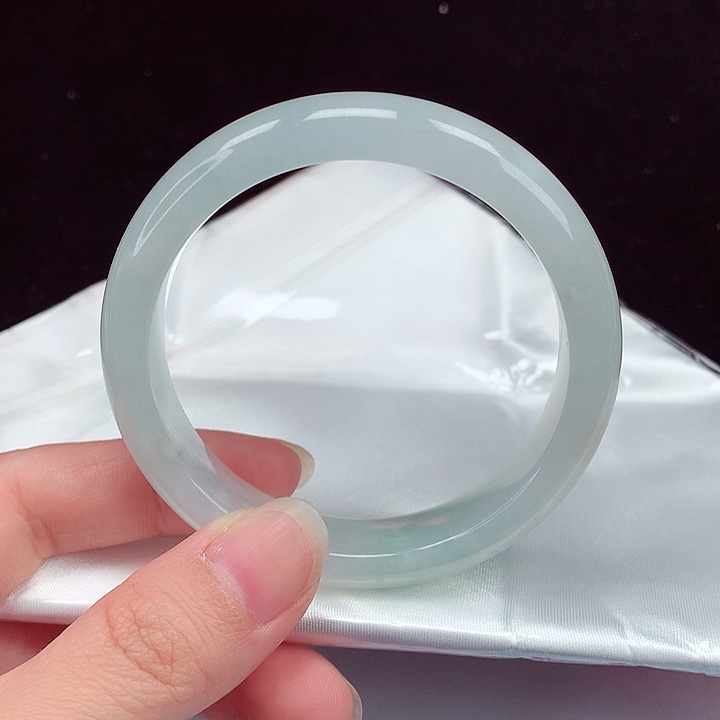 翡翠手镯未镶嵌翡翠