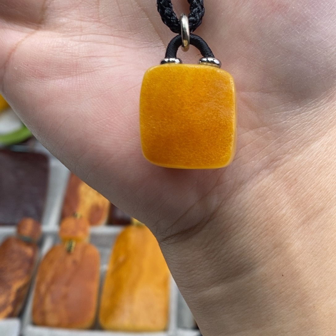 琥珀吊坠(赠链)未镶嵌