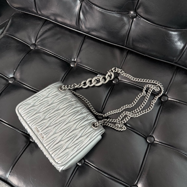95新 MIU MIU/缪缪 太空银褶皱链条单肩斜挎包qx