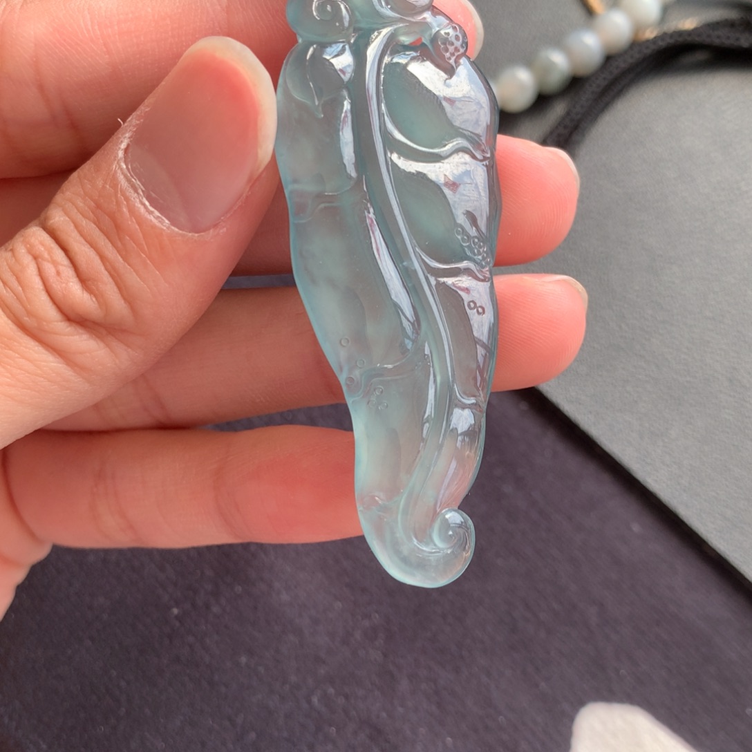 翡翠未镶嵌颈饰叶子