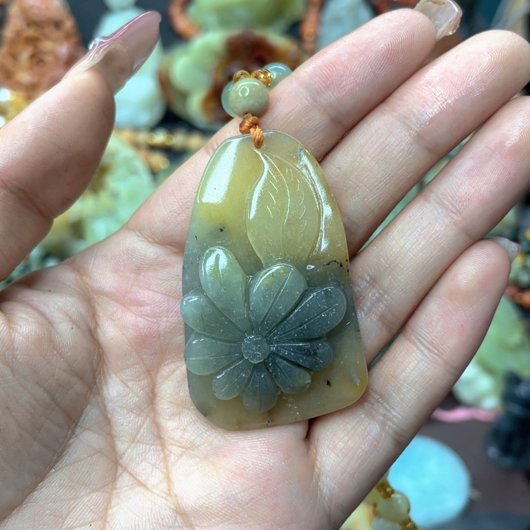 蛇纹石玉颈饰未镶嵌