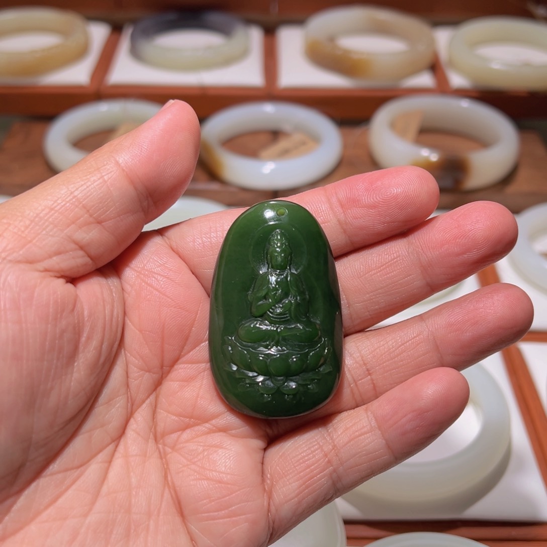 和田玉颈饰未镶嵌俄碧菠菜绿观音挂件