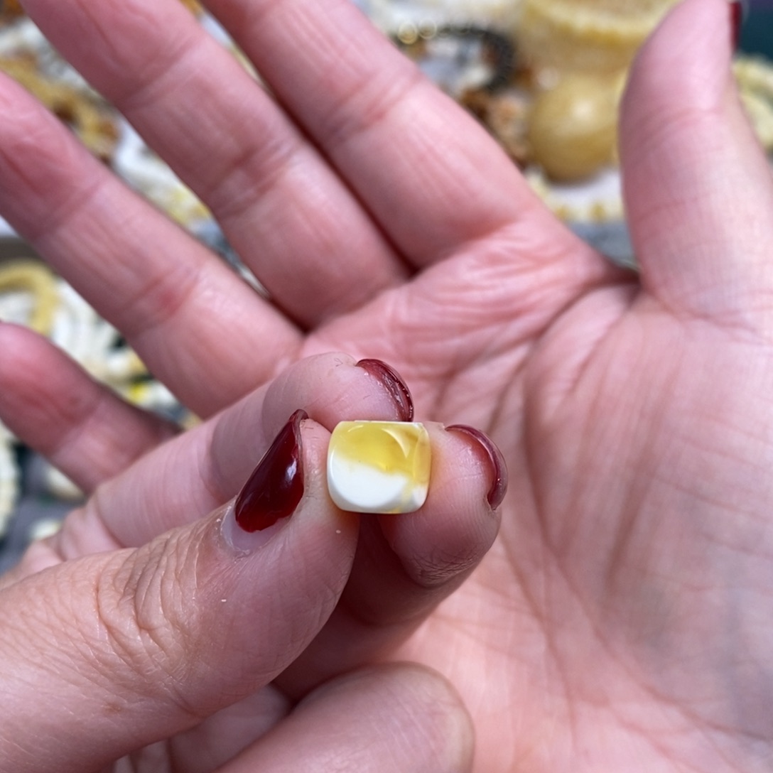 琥珀裸石未镶嵌金瓷白溶洞六方7.9