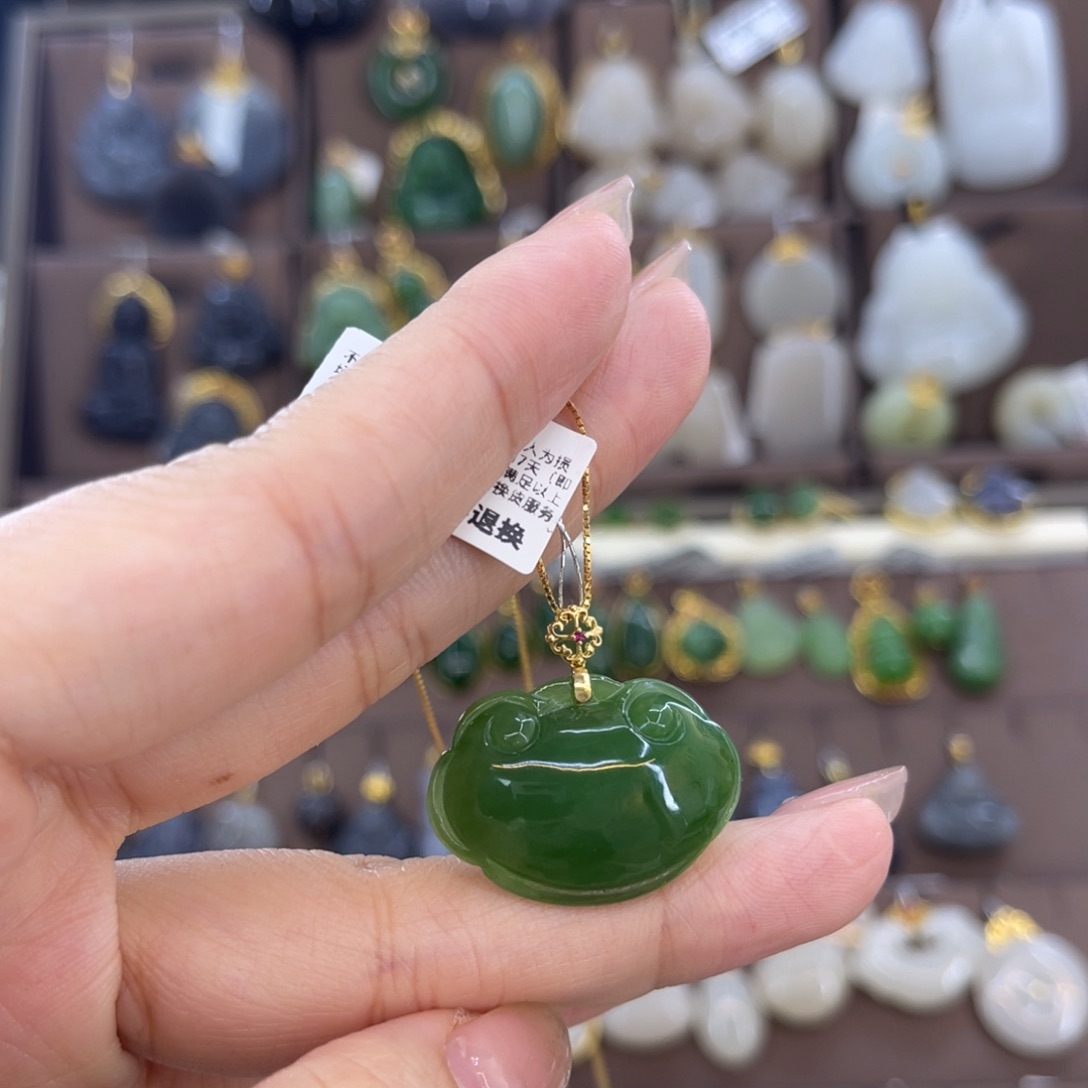 和田玉吊坠18K金镶嵌