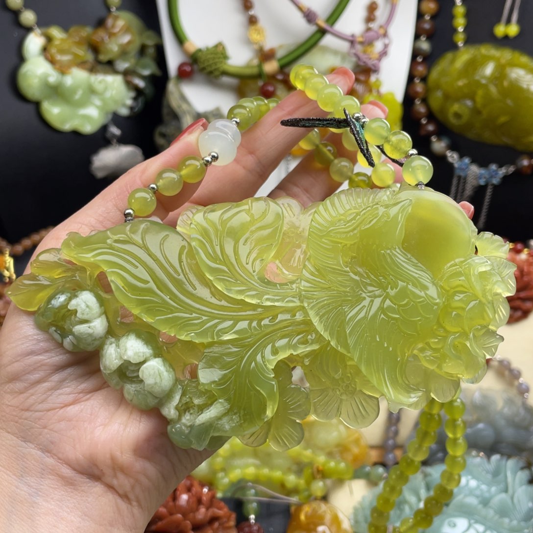 未镶嵌蛇纹石玉颈饰