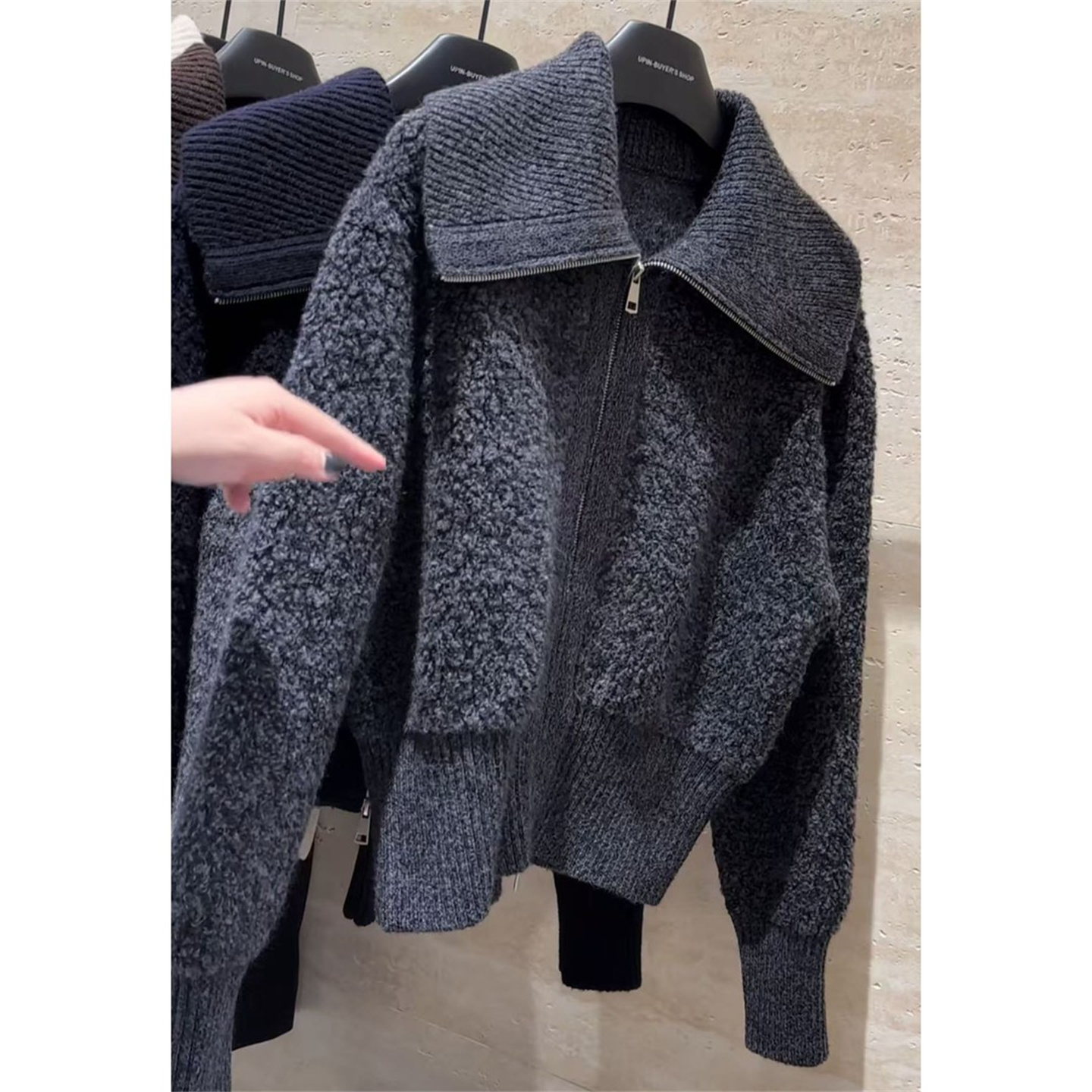 2025秋冬时尚简约穿搭女小众温柔风褶皱翻毛翻领针织衫长袖上衣潮