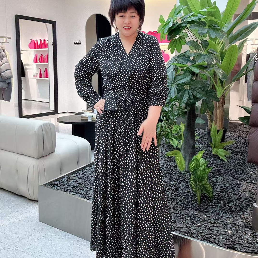 艾迪儿26春季新款时尚百搭显瘦V领波点连衣裙94002