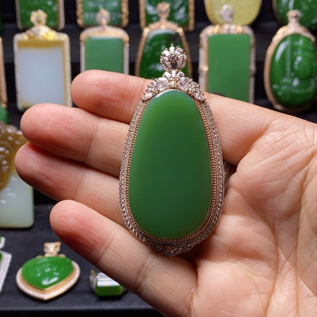 和田玉吊坠(不含链)18K金镶嵌