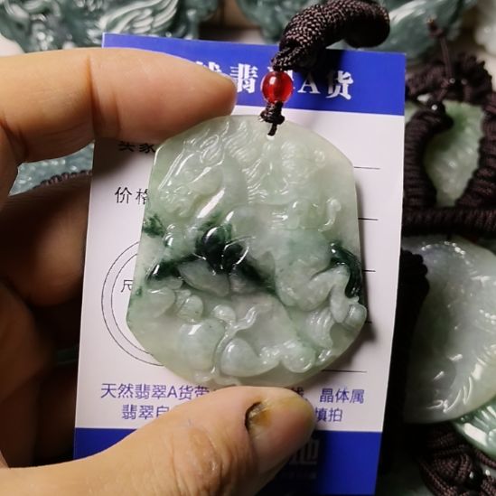 翡翠未镶嵌颈饰挂件