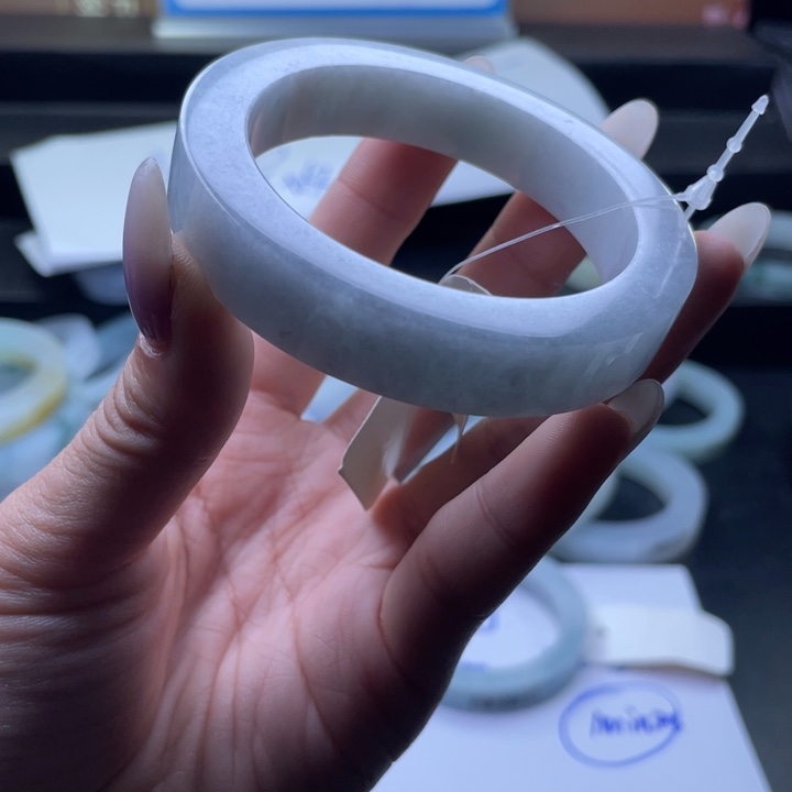 爱***牛定制翡翠未镶嵌翡翠手镯