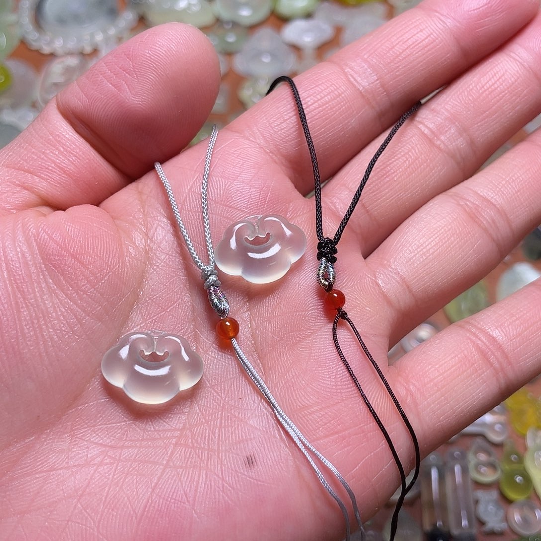 花***勃蛇纹石玉未镶嵌吊坠