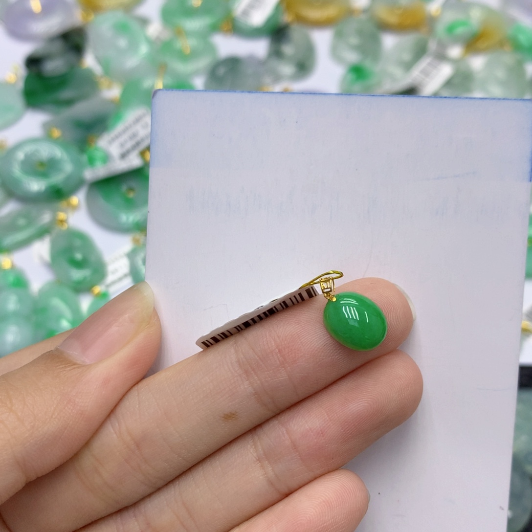 翡翠18K金镶嵌颈饰