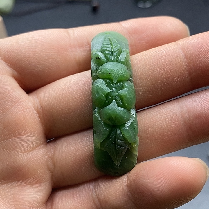 颈饰未镶嵌和田玉이**.