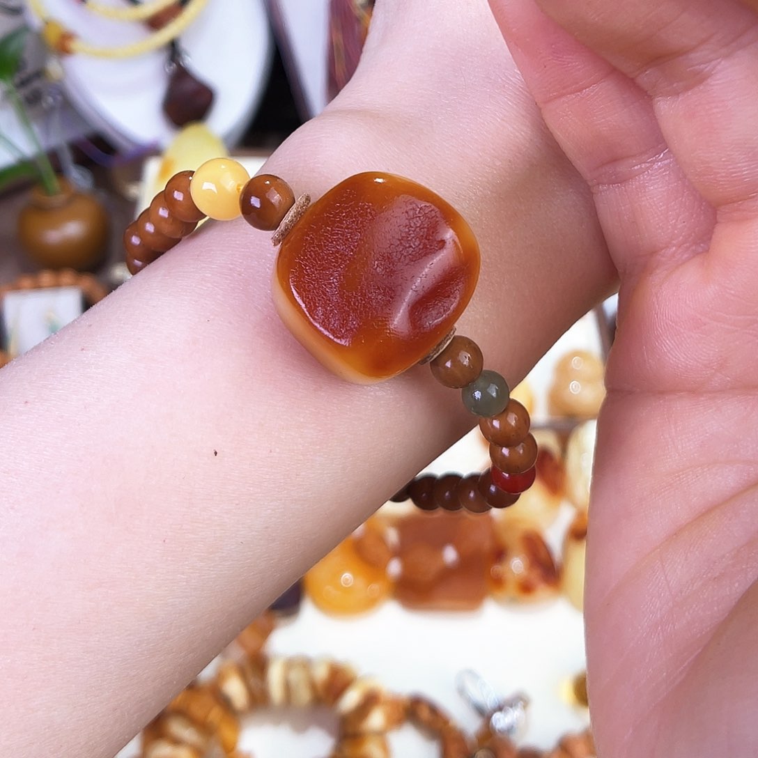 琥珀珠宝奇石未镶嵌。