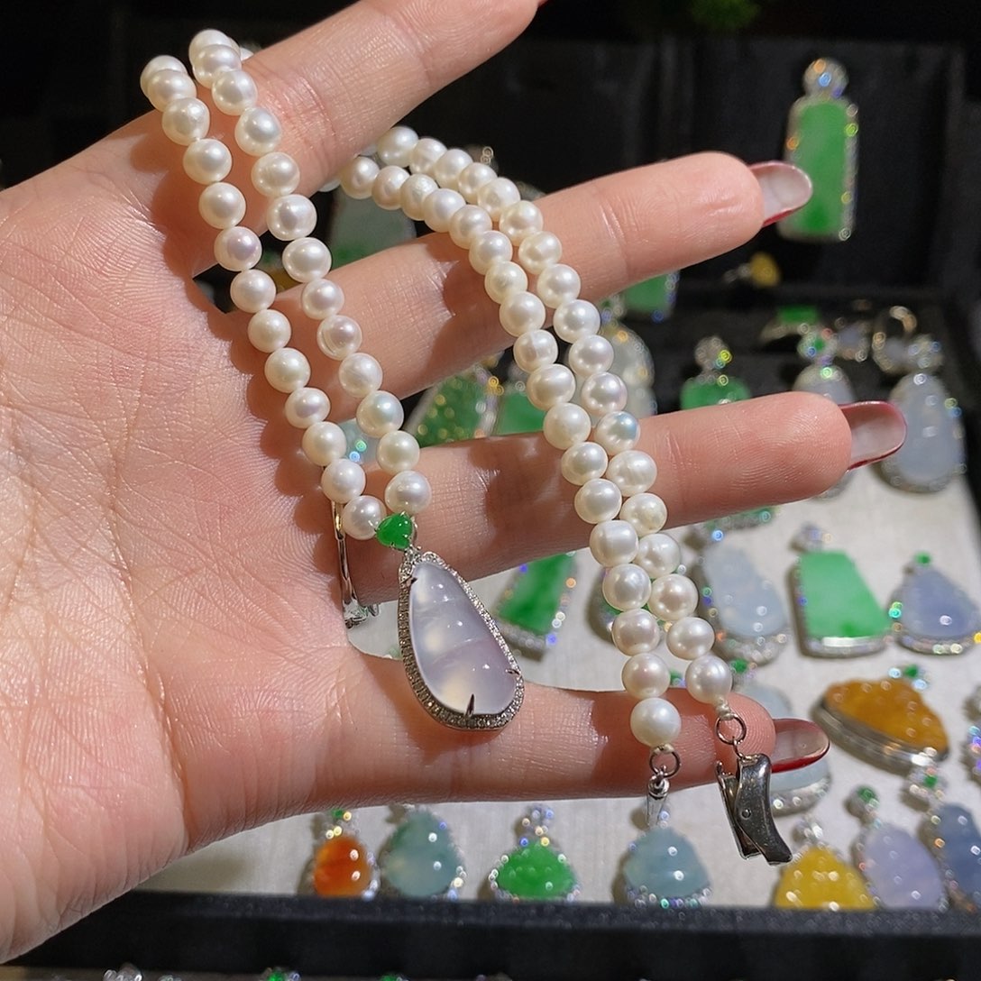 翡翠颈饰18K金镶嵌天然翡翠