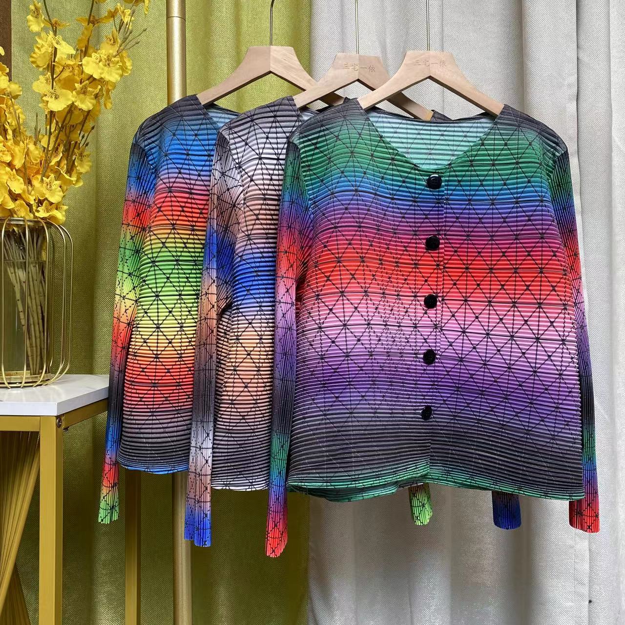 三宅褶皱高定彩虹上衣洋气休闲显瘦舒适减龄2025春新款