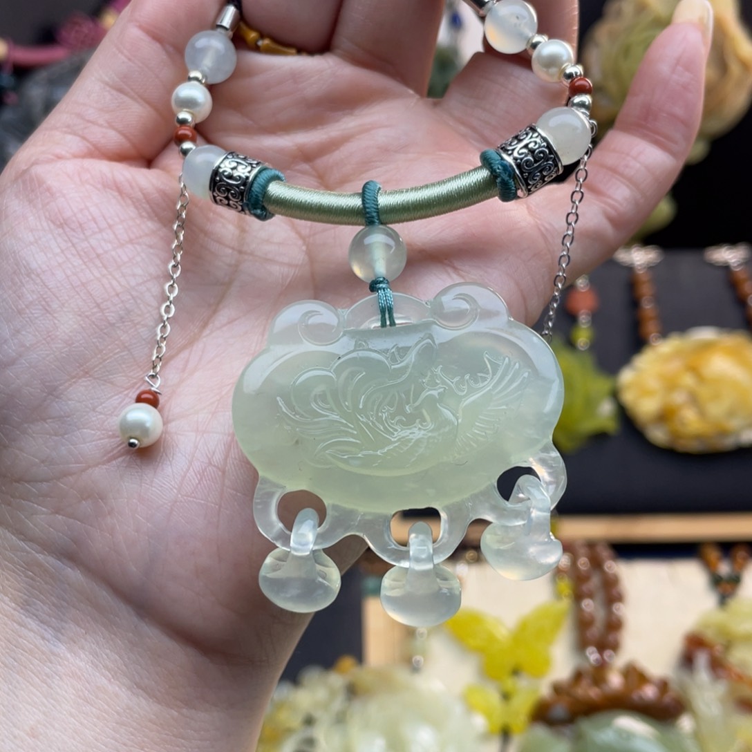 蛇纹石玉颈饰未镶嵌