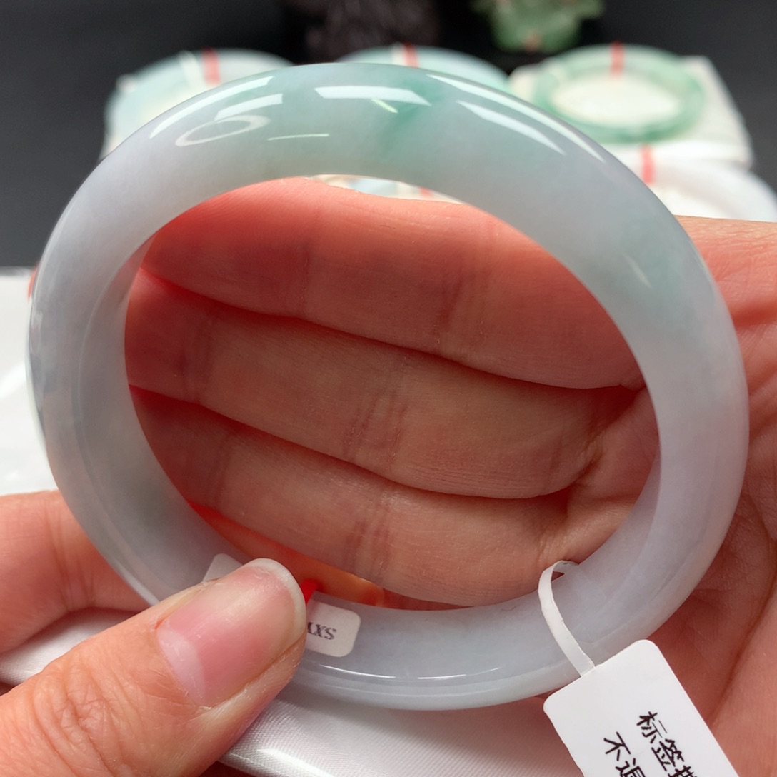 翡翠手镯未镶嵌60 61飘绿