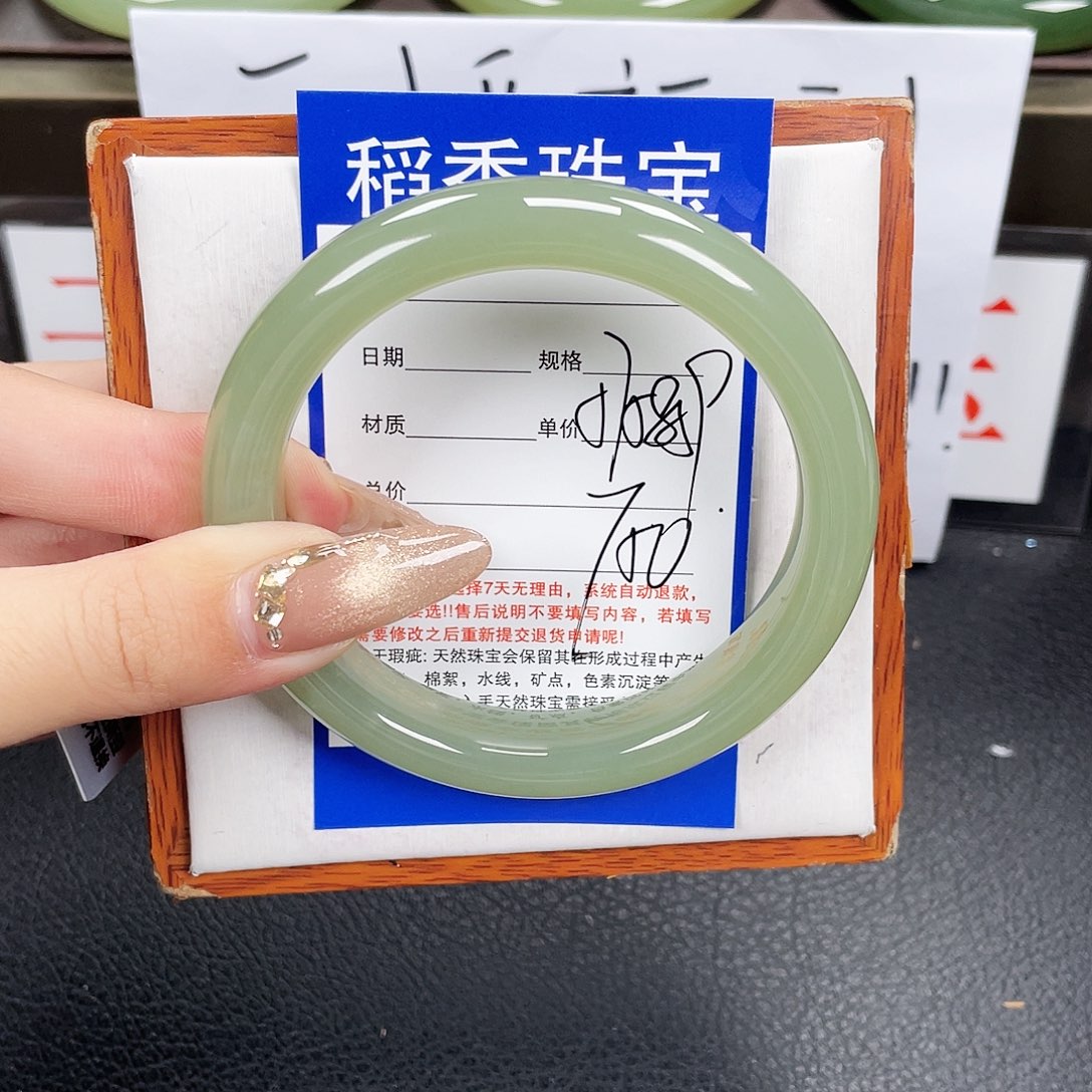 和田玉手镯未镶嵌
