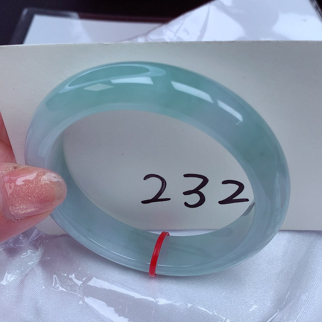 翡翠手镯未镶嵌翡翠