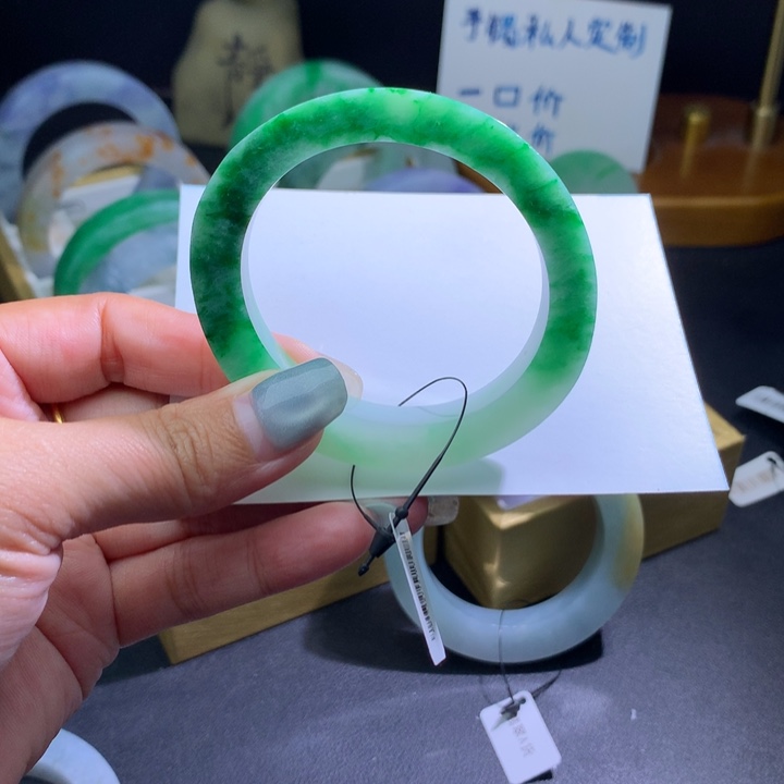 定制翡翠未镶嵌翡翠手镯